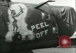 Immagine di seconda guerra mondiale aerei essendo memorizzati e recuperati Tucson Arizona USA, 1947, secondo 57 filmato di repertorio 65675022355