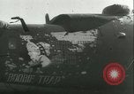 Immagine di seconda guerra mondiale aerei essendo memorizzati e recuperati Tucson Arizona USA, 1947, secondo 59 filmato di repertorio 65675022355
