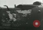 Immagine di seconda guerra mondiale aerei essendo memorizzati e recuperati Tucson Arizona USA, 1947, secondo 60 filmato di repertorio 65675022355
