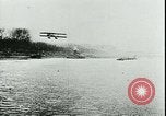 Immagine di Collier volo sulla Senna 1911 Parigi Francia, 1912, secondo 28 filmato di repertorio 65675022364