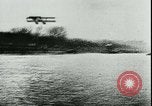 Immagine di Collier volo sulla Senna 1911 Parigi Francia, 1912, secondo 30 filmato di repertorio 65675022364