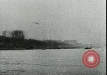 Immagine di Collier volo sulla Senna 1911 Parigi Francia, 1912, secondo 59 filmato di repertorio 65675022364