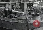 Standbild Verletzte US-Soldaten Aussteigen aus einem Dampfschiff New York City Harbor USA, 1919, aus Sekunde 1 historischem Filmmaterial Videoclip 65675022382