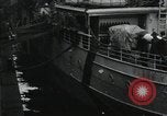 Standbild Verletzte US-Soldaten Aussteigen aus einem Dampfschiff New York City Harbor USA, 1919, aus Sekunde 6 historischem Filmmaterial Videoclip 65675022382