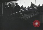 Standbild Verletzte US-Soldaten Aussteigen aus einem Dampfschiff New York City Harbor USA, 1919, aus Sekunde 17 historischem Filmmaterial Videoclip 65675022382
