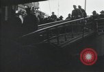 Standbild Verletzte US-Soldaten Aussteigen aus einem Dampfschiff New York City Harbor USA, 1919, aus Sekunde 18 historischem Filmmaterial Videoclip 65675022382