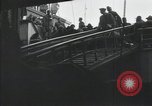 Standbild Verletzte US-Soldaten Aussteigen aus einem Dampfschiff New York City Harbor USA, 1919, aus Sekunde 20 historischem Filmmaterial Videoclip 65675022382