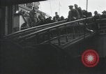 Standbild Verletzte US-Soldaten Aussteigen aus einem Dampfschiff New York City Harbor USA, 1919, aus Sekunde 21 historischem Filmmaterial Videoclip 65675022382