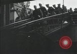 Standbild Verletzte US-Soldaten Aussteigen aus einem Dampfschiff New York City Harbor USA, 1919, aus Sekunde 29 historischem Filmmaterial Videoclip 65675022382
