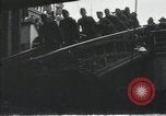 Standbild Verletzte US-Soldaten Aussteigen aus einem Dampfschiff New York City Harbor USA, 1919, aus Sekunde 33 historischem Filmmaterial Videoclip 65675022382