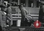 Standbild Verletzte US-Soldaten Aussteigen aus einem Dampfschiff New York City Harbor USA, 1919, aus Sekunde 38 historischem Filmmaterial Videoclip 65675022382