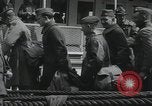 Standbild Verletzte US-Soldaten Aussteigen aus einem Dampfschiff New York City Harbor USA, 1919, aus Sekunde 41 historischem Filmmaterial Videoclip 65675022382