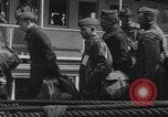 Standbild Verletzte US-Soldaten Aussteigen aus einem Dampfschiff New York City Harbor USA, 1919, aus Sekunde 42 historischem Filmmaterial Videoclip 65675022382