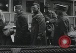Standbild Verletzte US-Soldaten Aussteigen aus einem Dampfschiff New York City Harbor USA, 1919, aus Sekunde 45 historischem Filmmaterial Videoclip 65675022382