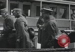 Standbild Verletzte US-Soldaten Aussteigen aus einem Dampfschiff New York City Harbor USA, 1919, aus Sekunde 47 historischem Filmmaterial Videoclip 65675022382