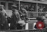 Standbild Verletzte US-Soldaten Aussteigen aus einem Dampfschiff New York City Harbor USA, 1919, aus Sekunde 50 historischem Filmmaterial Videoclip 65675022382