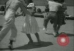 Standbild Jitterbug tanzen Variationen Venice Beach Los Angeles California USA, 1938, aus Sekunde 40 historischem Filmmaterial Videoclip 65675022391