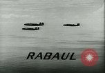 Standbild Bombardierung auf Rabaul Papua Neu Guinea, 1943, aus Sekunde 4 historischem Filmmaterial Videoclip 65675022409