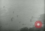 Standbild Bombardierung auf Rabaul Papua Neu Guinea, 1943, aus Sekunde 12 historischem Filmmaterial Videoclip 65675022409