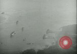 Standbild Bombardierung auf Rabaul Papua Neu Guinea, 1943, aus Sekunde 13 historischem Filmmaterial Videoclip 65675022409