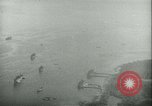 Standbild Bombardierung auf Rabaul Papua Neu Guinea, 1943, aus Sekunde 14 historischem Filmmaterial Videoclip 65675022409