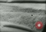 Standbild Bombardierung auf Rabaul Papua Neu Guinea, 1943, aus Sekunde 29 historischem Filmmaterial Videoclip 65675022409