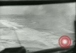 Standbild Bombardierung auf Rabaul Papua Neu Guinea, 1943, aus Sekunde 43 historischem Filmmaterial Videoclip 65675022409