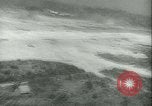 Standbild Bombardierung auf Rabaul Papua Neu Guinea, 1943, aus Sekunde 50 historischem Filmmaterial Videoclip 65675022409