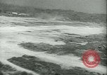 Standbild Bombardierung auf Rabaul Papua Neu Guinea, 1943, aus Sekunde 51 historischem Filmmaterial Videoclip 65675022409