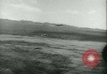 Standbild Bombardierung auf Rabaul Papua Neu Guinea, 1943, aus Sekunde 55 historischem Filmmaterial Videoclip 65675022409