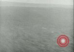 Standbild Bombardierung auf Rabaul Papua Neu Guinea, 1943, aus Sekunde 60 historischem Filmmaterial Videoclip 65675022409