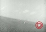 Standbild Bombardierung auf Rabaul Papua Neu Guinea, 1943, aus Sekunde 61 historischem Filmmaterial Videoclip 65675022409