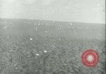 Standbild Bombardierung auf Rabaul Papua Neu Guinea, 1943, aus Sekunde 62 historischem Filmmaterial Videoclip 65675022409