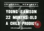 Standbild Baby Larry Simms Gewichte heben Venice Beach Los Angeles California USA, 1936, aus Sekunde 8 historischem Filmmaterial Videoclip 65675022417
