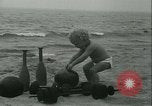 Standbild Baby Larry Simms Gewichte heben Venice Beach Los Angeles California USA, 1936, aus Sekunde 12 historischem Filmmaterial Videoclip 65675022417
