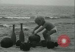 Standbild Baby Larry Simms Gewichte heben Venice Beach Los Angeles California USA, 1936, aus Sekunde 13 historischem Filmmaterial Videoclip 65675022417