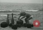 Standbild Baby Larry Simms Gewichte heben Venice Beach Los Angeles California USA, 1936, aus Sekunde 14 historischem Filmmaterial Videoclip 65675022417