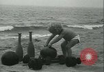 Standbild Baby Larry Simms Gewichte heben Venice Beach Los Angeles California USA, 1936, aus Sekunde 15 historischem Filmmaterial Videoclip 65675022417