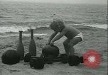 Standbild Baby Larry Simms Gewichte heben Venice Beach Los Angeles California USA, 1936, aus Sekunde 16 historischem Filmmaterial Videoclip 65675022417