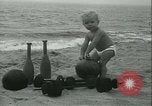Standbild Baby Larry Simms Gewichte heben Venice Beach Los Angeles California USA, 1936, aus Sekunde 17 historischem Filmmaterial Videoclip 65675022417