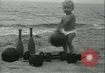 Standbild Baby Larry Simms Gewichte heben Venice Beach Los Angeles California USA, 1936, aus Sekunde 18 historischem Filmmaterial Videoclip 65675022417