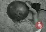 Standbild Baby Larry Simms Gewichte heben Venice Beach Los Angeles California USA, 1936, aus Sekunde 19 historischem Filmmaterial Videoclip 65675022417