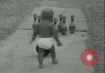 Standbild Baby Larry Simms Gewichte heben Venice Beach Los Angeles California USA, 1936, aus Sekunde 23 historischem Filmmaterial Videoclip 65675022417