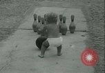 Standbild Baby Larry Simms Gewichte heben Venice Beach Los Angeles California USA, 1936, aus Sekunde 24 historischem Filmmaterial Videoclip 65675022417