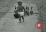 Standbild Baby Larry Simms Gewichte heben Venice Beach Los Angeles California USA, 1936, aus Sekunde 25 historischem Filmmaterial Videoclip 65675022417