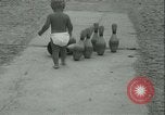 Standbild Baby Larry Simms Gewichte heben Venice Beach Los Angeles California USA, 1936, aus Sekunde 26 historischem Filmmaterial Videoclip 65675022417