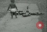 Standbild Baby Larry Simms Gewichte heben Venice Beach Los Angeles California USA, 1936, aus Sekunde 27 historischem Filmmaterial Videoclip 65675022417