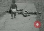 Standbild Baby Larry Simms Gewichte heben Venice Beach Los Angeles California USA, 1936, aus Sekunde 28 historischem Filmmaterial Videoclip 65675022417