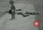 Standbild Baby Larry Simms Gewichte heben Venice Beach Los Angeles California USA, 1936, aus Sekunde 29 historischem Filmmaterial Videoclip 65675022417