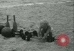 Standbild Baby Larry Simms Gewichte heben Venice Beach Los Angeles California USA, 1936, aus Sekunde 30 historischem Filmmaterial Videoclip 65675022417